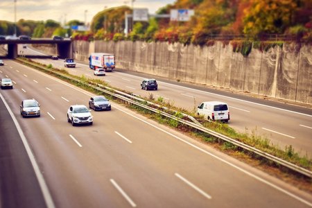 Foto von fahrenden Autos auf der Autobahn