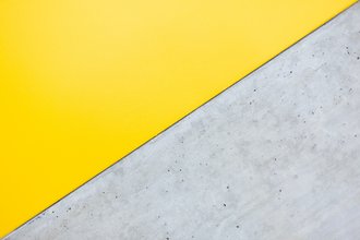 Hintergrundbild zweifarbig, gelb und grau getrennt durch eine diagonale Linie