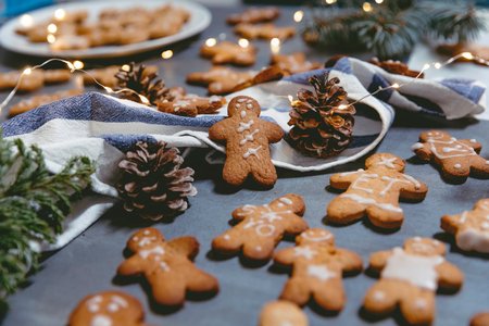 Weihnachtskekse bzw. Lebkuchenmänner auf einem weihnachtlich gedeckten Tisch.