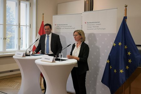 Ministerin Gewessler ung Minister Totschnit am Rednerpult