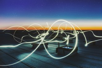 Zeitrafferfoto von quadratischen Containern mit Lichtlinien bei Nacht