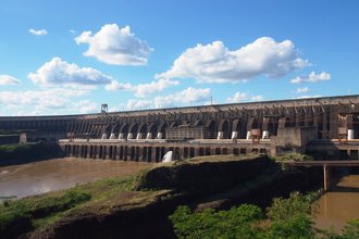 Aufnahme eines Staudamms unter blauem, bewölktem Himmel 