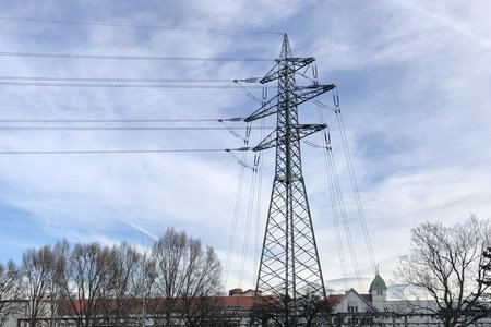 Bild von Strommast in 1210 Wien bei blauem Himmel