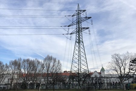 Bild von Strommast in 1210 Wien bei blauem Himmel