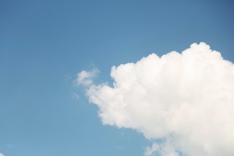 Blauer Himmel mit einer dicken weißen Wolke