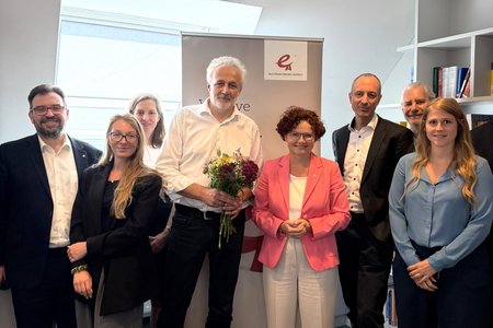 [Translate to English:] Gruppenfoto. Gratulation zur Wiederbestellung von Franz Angerer